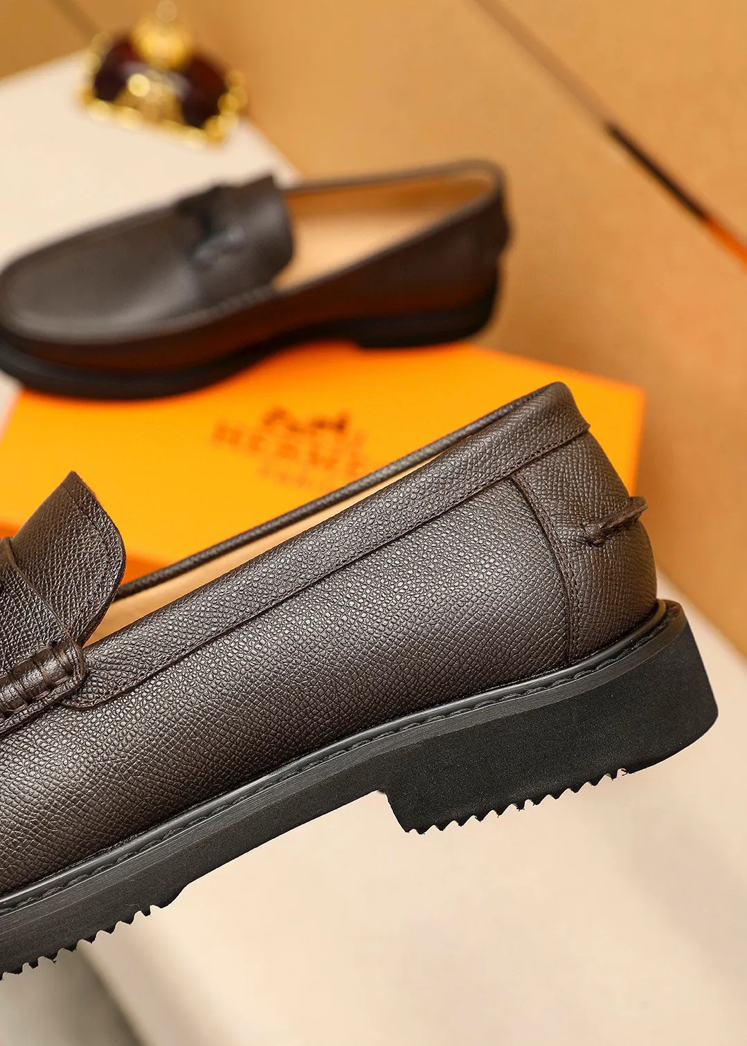 Men's shoes 💰460 💐 Product trademark: HERMES "Hermès" casual leather shoes Regular size: 39-44 (38.45🉑️customized) Product materials: Selected imported first-layer cross-grain cowhide upper + luxury hardware buckle, imported water-dyed cowhide lining. Strong three-dimensional visual effect, non-slip and wear-resistant rubber outsole Color: 4⃣️colors available